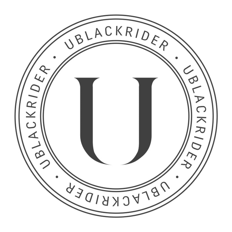 L'élégance classique du monde équestre est déclinée et réinterprétée par U-Black dans sa collection sur mesure. Un design sophistiqué, des matériaux nobles, des textures sensorielles et une fabrication Made in Italy constituent l'identité et le sens esthétique de U Black.
 Portez votre noir, soyez U Black.